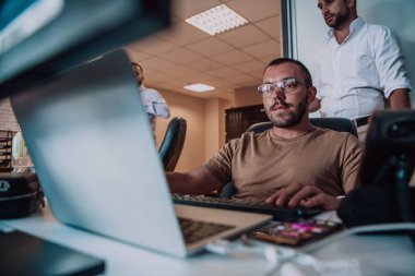 Derin işbirliğine dalmış programcılar, karmaşık sorunları çözmek ve sorunsuz işlevselliğe sahip yenilikçi mobil uygulamalar geliştirmek için özenle birlikte çalışıyorlar