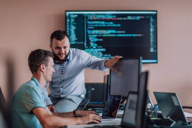 Derin işbirliğine dalmış programcılar, karmaşık sorunları çözmek ve sorunsuz işlevselliğe sahip yenilikçi mobil uygulamalar geliştirmek için özenle birlikte çalışıyorlar