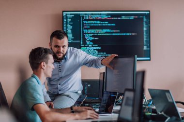 Derin işbirliğine dalmış programcılar, karmaşık sorunları çözmek ve sorunsuz işlevselliğe sahip yenilikçi mobil uygulamalar geliştirmek için özenle birlikte çalışıyorlar