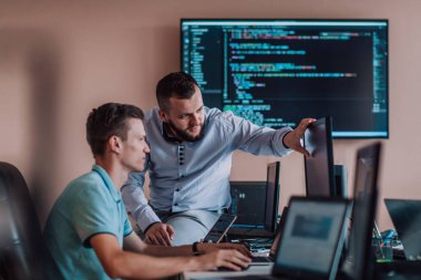 Derin işbirliğine dalmış programcılar, karmaşık sorunları çözmek ve sorunsuz işlevselliğe sahip yenilikçi mobil uygulamalar geliştirmek için özenle birlikte çalışıyorlar