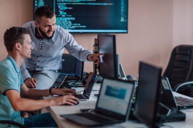 Derin işbirliğine dalmış programcılar, karmaşık sorunları çözmek ve sorunsuz işlevselliğe sahip yenilikçi mobil uygulamalar geliştirmek için özenle birlikte çalışıyorlar