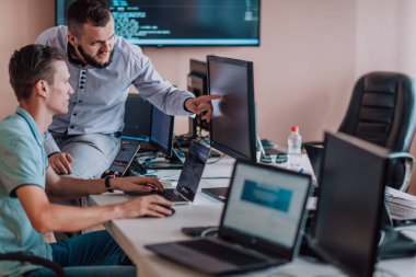 Derin işbirliğine dalmış programcılar, karmaşık sorunları çözmek ve sorunsuz işlevselliğe sahip yenilikçi mobil uygulamalar geliştirmek için özenle birlikte çalışıyorlar