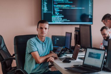 Derin işbirliğine dalmış programcılar, karmaşık sorunları çözmek ve sorunsuz işlevselliğe sahip yenilikçi mobil uygulamalar geliştirmek için özenle birlikte çalışıyorlar
