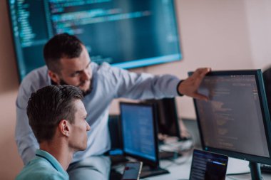 Derin işbirliğine dalmış programcılar, karmaşık sorunları çözmek ve sorunsuz işlevselliğe sahip yenilikçi mobil uygulamalar geliştirmek için özenle birlikte çalışıyorlar