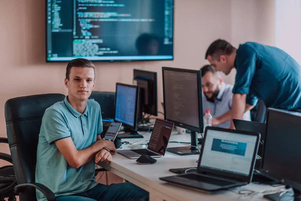 Programmerere Engasjerte Seg Dypt Samarbeid Jobbet Flittig Sammen Løse Komplekse – stockfoto