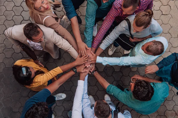 Фото Группы Деловых Людей Коллег Стоящих Вместе Держащихся Руки Смотрящих — стоковое фото
