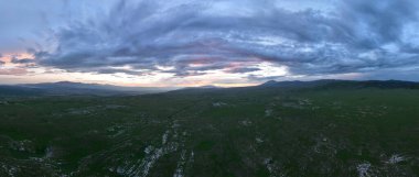 Kırsal manzaranın havadan görünüşü. Mor, turuncu ve yeşil bitkilerin gölgeli bulutlar. Dramatik bir gökyüzü. Yüksek kaliteli stok fotoğrafı