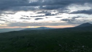 Kırsal manzaranın havadan görünüşü. Mor, turuncu ve yeşil bitkilerin gölgeli bulutlar. Dramatik bir gökyüzü. Yüksek kaliteli stok fotoğrafı