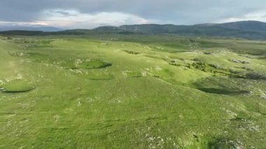 Kırsal manzaranın havadan görünüşü. Mor, turuncu ve yeşil bitkilerin gölgeli bulutlar. Dramatik bir gökyüzü. Yüksek kaliteli stok fotoğrafı