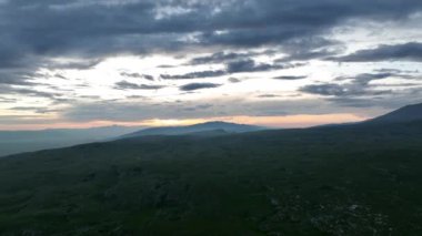 Kırsal manzaranın havadan görünüşü. Mor, turuncu ve yeşil bitkilerin gölgeli bulutlar. Dramatik bir gökyüzü. Yüksek kaliteli stok fotoğrafı