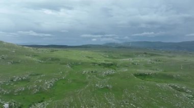 Kırsal manzaranın havadan görünüşü. Mor, turuncu ve yeşil bitkilerin gölgeli bulutlar. Dramatik bir gökyüzü. Yüksek kaliteli stok fotoğrafı