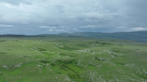 Luchtfoto Van Het Landschap Wolken Met Paarse Oranje Groene Vegetatie — Stockvideo