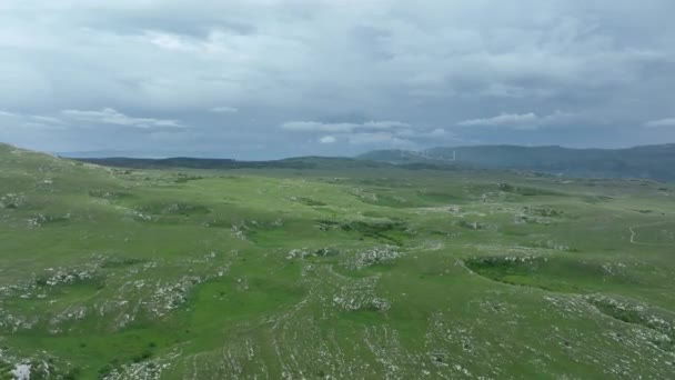 Vista Aérea Del Paisaje Rural Nubes Con Matices Púrpura Naranja — Vídeos de Stock