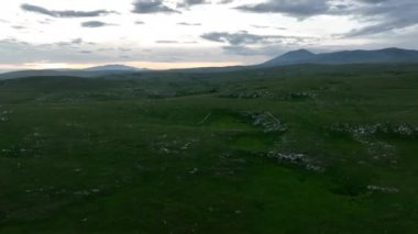 Kırsal manzaranın havadan görünüşü. Mor, turuncu ve yeşil bitkilerin gölgeli bulutlar. Dramatik bir gökyüzü. Yüksek kaliteli stok fotoğrafı