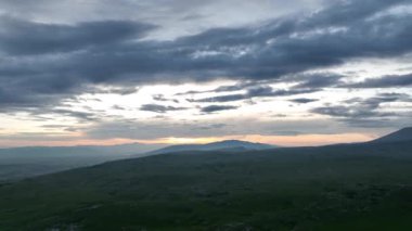 Kırsal manzaranın havadan görünüşü. Mor, turuncu ve yeşil bitkilerin gölgeli bulutlar. Dramatik bir gökyüzü. Yüksek kaliteli stok fotoğrafı