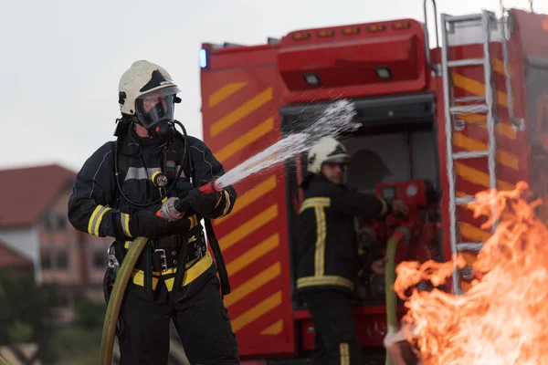 Пожежники Використовують Водяний Туман Типу Вогнегасник Боротьби Вогнем Щоб Контролювати — стокове фото