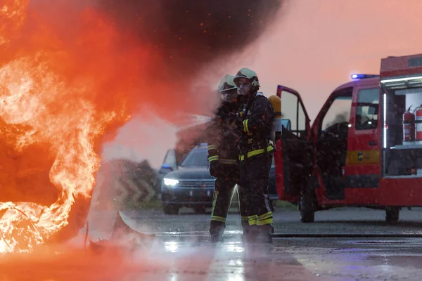 Пожежники Використовують Водяний Вогнегасник Боротьби Вогнем Автокатастрофі Пожежник Промислової Громадської — стокове фото