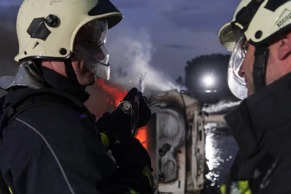 Пожежники Використовують Водяний Вогнегасник Боротьби Вогнем Автокатастрофі Пожежник Промислової Громадської — стокове фото