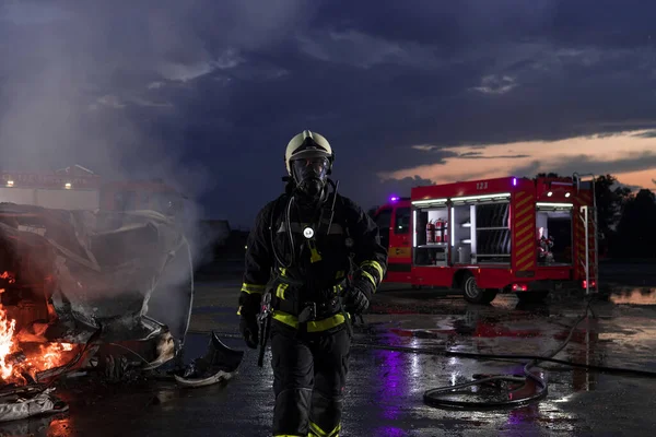 Портрет Героїчного Пожежника Захисному Костюмі Пожежник Вогневих Боях Або Операції — стокове фото