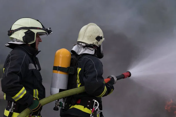 Firefighters Using Water Fog Type Fire Extinguisher Fighting Fire Flame — Stock Photo, Image