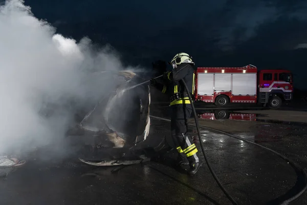 Brandweerlieden Die Een Brandblusser Gebruiken Vechten Met Vlam Bij Een — Stockfoto