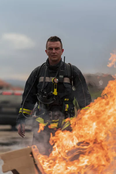 護身用のスーツを着た英雄的な消防士のクローズアップポートレート 消火活動中の消防士 高品質の写真 — ストック写真
