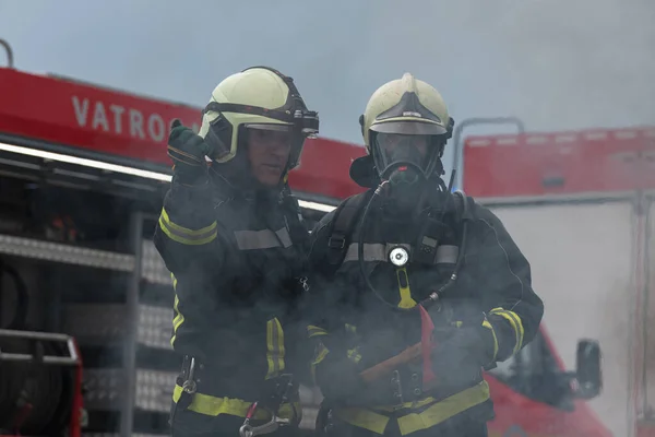 Strażacy Stosujący Gaśnicę Typu Mgła Wodna Walki Płomieniem Pożarowym Celu — Zdjęcie stockowe