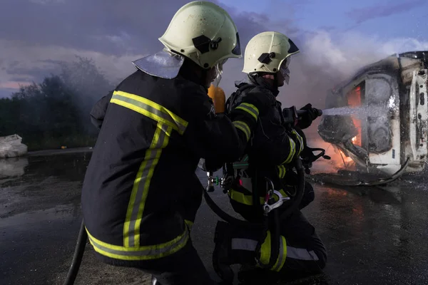 Strażacy Używający Gaśnicy Wodnej Walki Płomieniem Wypadku Samochodowym Strażak Przemysłowy — Zdjęcie stockowe