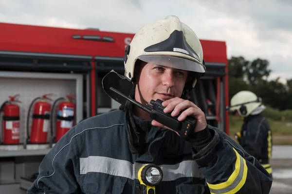Пожарный Использует Рацию Пожарной Машине Пожарных Заднем Плане Высокое Качество — стоковое фото