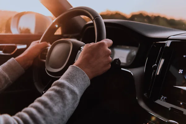 Närbild Man Hand Kör Bil Vid Solnedgången Begreppet Bilresor — Stockfoto