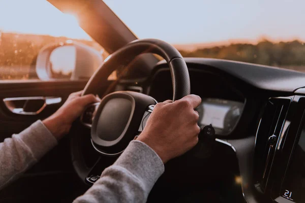 Κοντινό Πλάνο Άνθρωπος Χέρι Οδήγηση Ενός Αυτοκινήτου Στο Ηλιοβασίλεμα Έννοια — Φωτογραφία Αρχείου