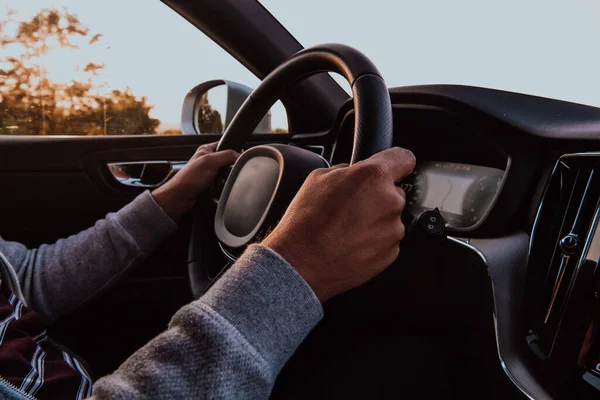 Close Man Hand Besturen Van Een Auto Bij Zonsondergang Het — Stockfoto