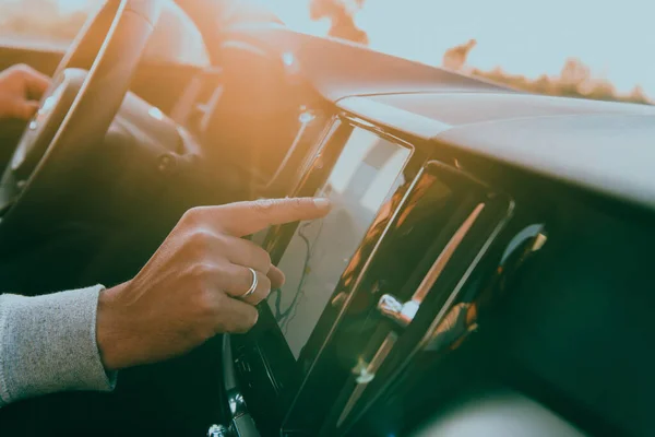 Man Hand Yakın Plan Görüntüleri Arabanın Içindeki Gps Navigasyonunu Kullanıyor — Stok fotoğraf