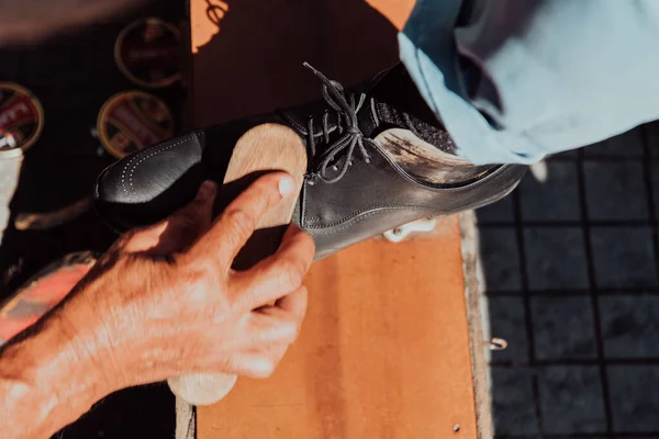 Velho Homem Mão Polir Pintar Sapato Preto Rua — Fotografia de Stock