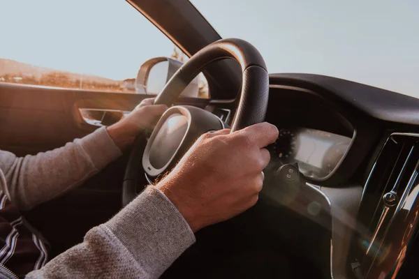 Feche Mão Homem Dirigindo Carro Pôr Sol Conceito Viagem Carro — Fotografia de Stock