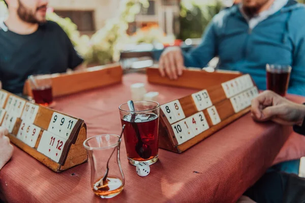 Skupina Mužů Pít Tradiční Turecký Čaj Hrát Tureckou Hru Názvem — Stock fotografie