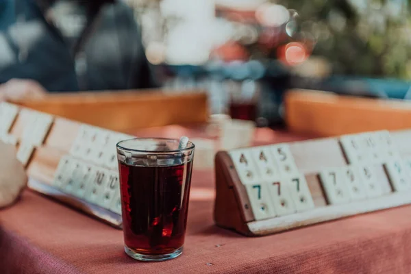 Grupa Mężczyzn Pije Tradycyjną Turecką Herbatę Gra Turecką Grę Nazwie — Zdjęcie stockowe