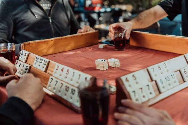 Een Groep Mannen Drinken Traditionele Turkse Thee Spelen Een Turks — Stockfoto