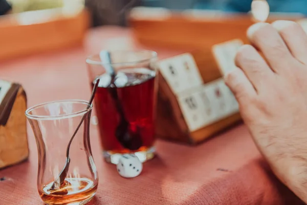 Grupa Mężczyzn Pije Tradycyjną Turecką Herbatę Gra Turecką Grę Nazwie — Zdjęcie stockowe