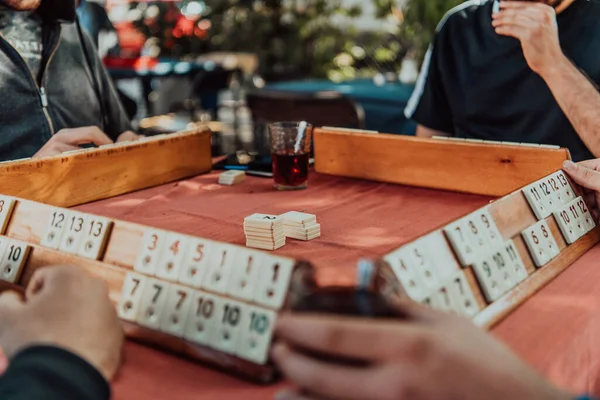 Eine Gruppe Männer Trinkt Traditionellen Türkischen Tee Und Spielt Ein — Stockfoto