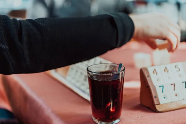 Grupp Män Dricker Traditionellt Turkiskt Och Spelar Ett Turkiskt Spel — Stockfoto