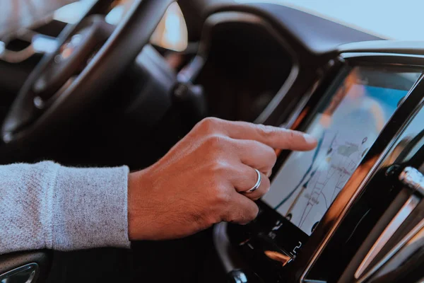 Man Hand Yakın Plan Görüntüleri Arabanın Içindeki Gps Navigasyonunu Kullanıyor — Stok fotoğraf