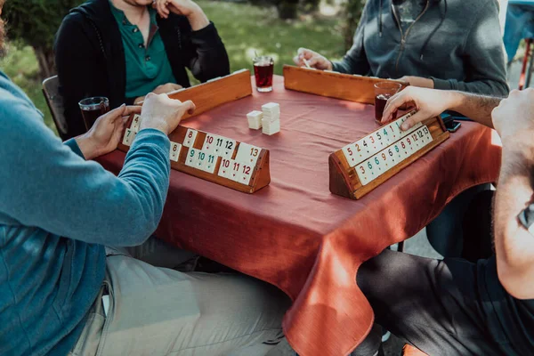 Skupina Mužů Pít Tradiční Turecký Čaj Hrát Tureckou Hru Názvem — Stock fotografie