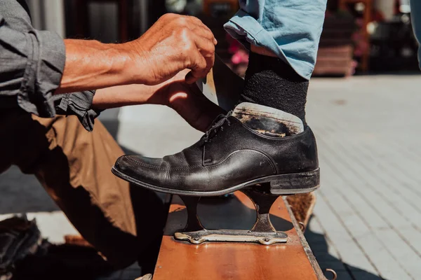Yaşlı Bir Adam Sokakta Siyah Bir Ayakkabı Boyuyor Boyuyor — Stok fotoğraf