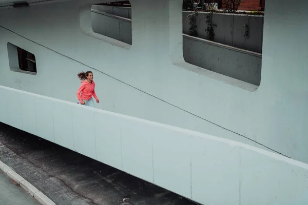 Frauen Sportkleidung Laufen Einer Modernen Urbanen Umgebung Das Konzept Eines — Stockfoto