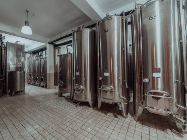 Modern şarap imalathanesi ve bira fabrikası demlik borular ve paslanmaz çelik tanklar.. 