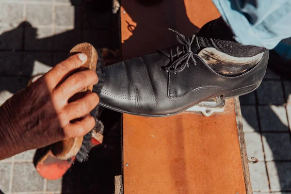 Старий Рука Відполірує Малює Чорне Взуття Вулиці — стокове фото