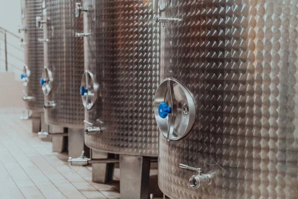 现代葡萄酒酿酒厂和酿酒厂 配有啤酒壶 管和不锈钢罐 — 图库照片