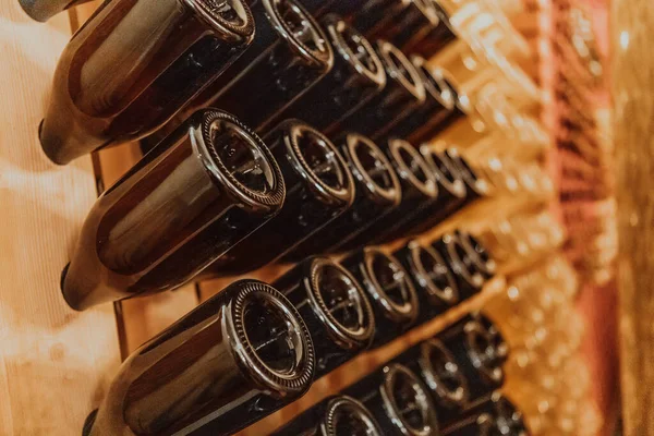 Şarap Konyak Fıçıları Şarap Mahzeninde Ahşap Şarap Fıçıları Ise Perspektifte — Stok fotoğraf
