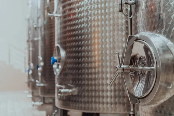 Modern Şarap Imalathanesi Bira Fabrikası Demlik Borular Paslanmaz Çelik Tanklar — Stok fotoğraf